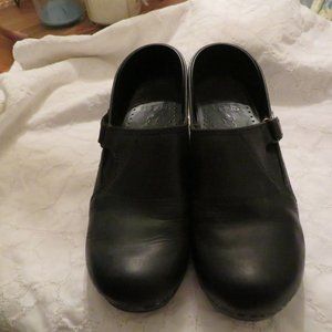 Dansko Womens size 37 (US 7) Black Leather Slip on Comfort Work Clogs